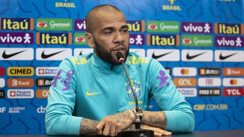 Preso na Espanha, Daniel Alves tem acesso à piscina e joga futebol com outros detentos