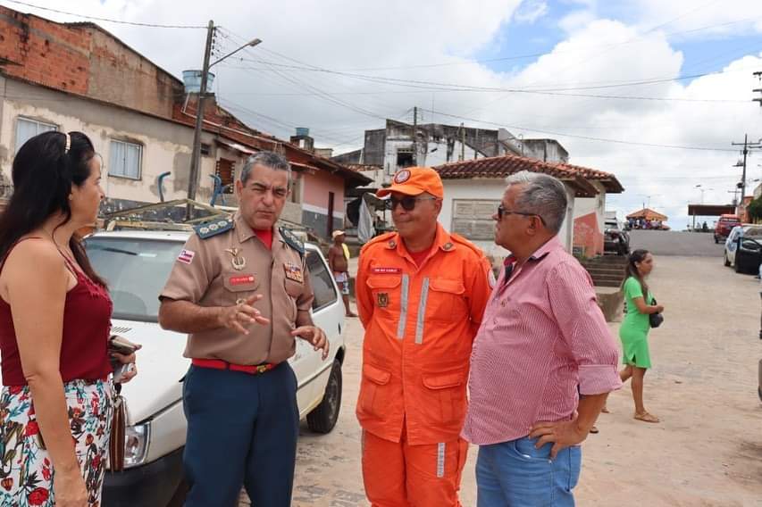 Mais um dia de visita intensa do Deputado Estadual Raimundinho da JR, representando as cidades de Aurelino Leal e Ubaitaba e sofrendo juntamente com o povo.