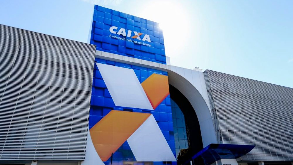 Caixa suspende consignado do Auxílio Brasil e diz que governo negocia condições