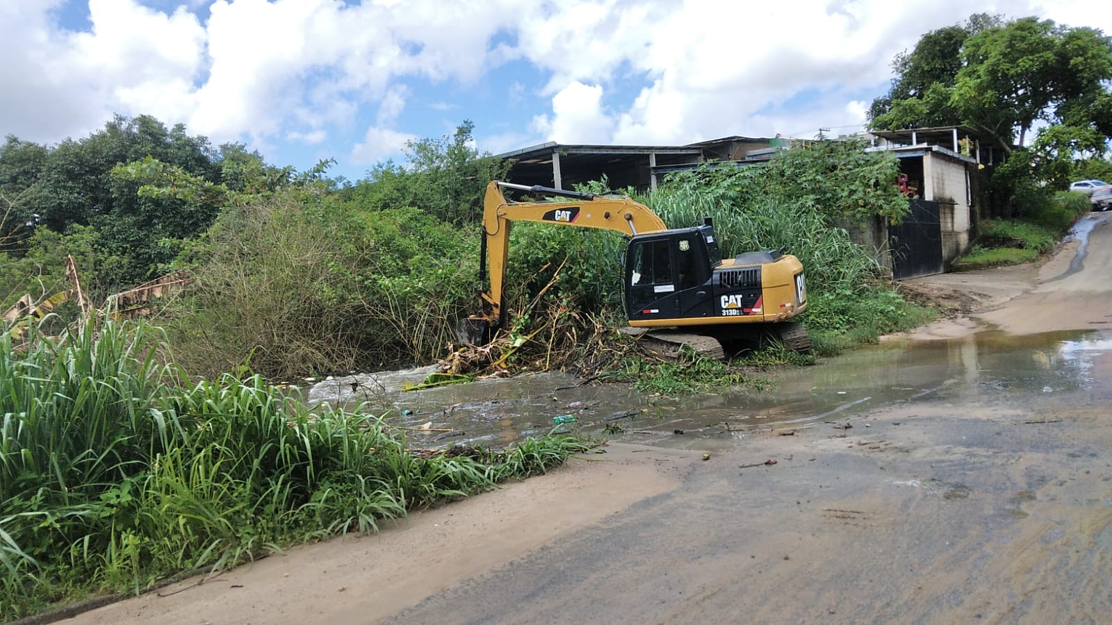 Prefeitura de Eunápolis desobstrui outra represa no bairro Rosa Neto para evitar alagamentos