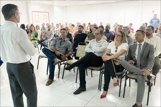Prefeitura de Eunápolis promove capacitação sobre nova Lei de Licitações com assessor jurídico do TCM