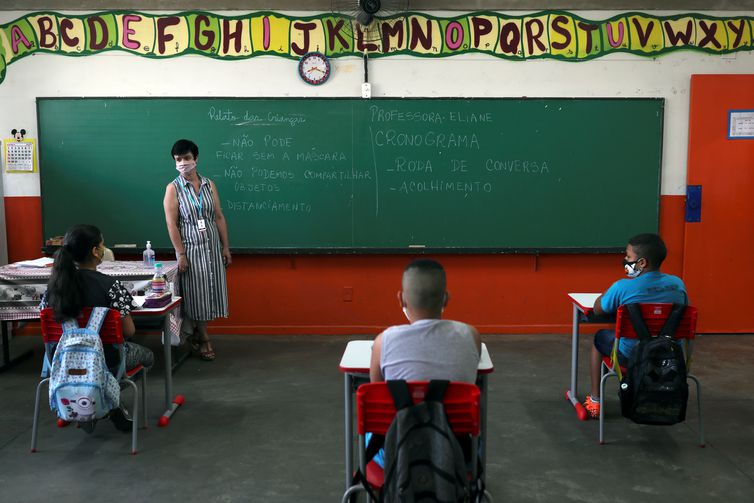 MEC divulga nova tabela para salário educação