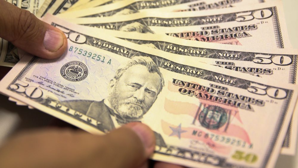 Dólar avança e fecha a R$ 5,29, maior patamar desde janeiro