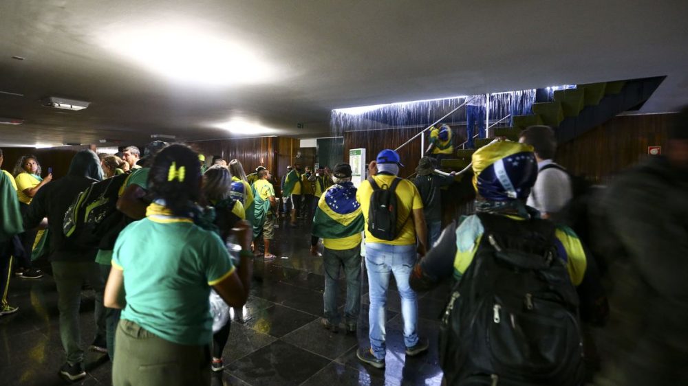 Dois meses após os atos em Brasília, o ministro Alexandre de Moraes liberta mais 149 mulheres presas