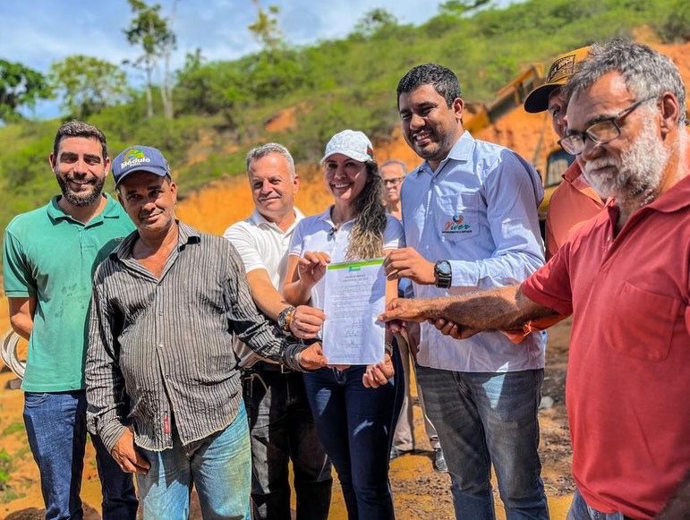 Prefeita Cordélia Torres assina ordem de serviço para construção de passagens molhadas na zona rural