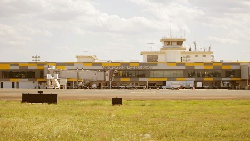 Falsa ameaça de bomba em avião provoca o fechamento do aeroporto de Foz do Iguaçu, no Paraná