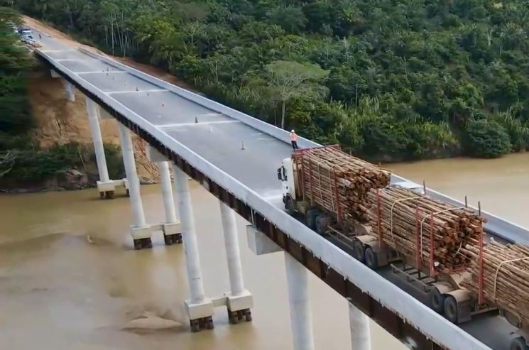 Veracel comemora travessia do primeiro caminhão na nova ponte sobre o Rio Jequitinhonha.