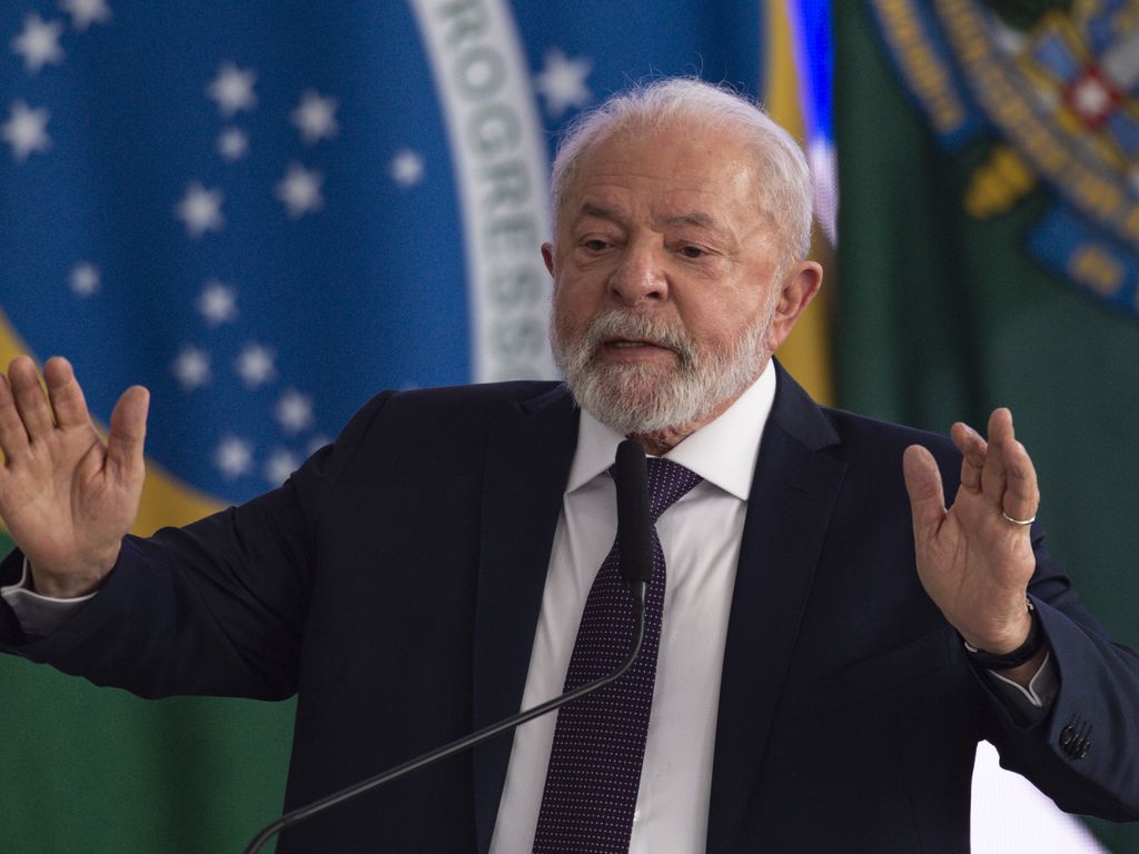 Policiais não podem ter partido e nem dever favor a políticos, diz Lula