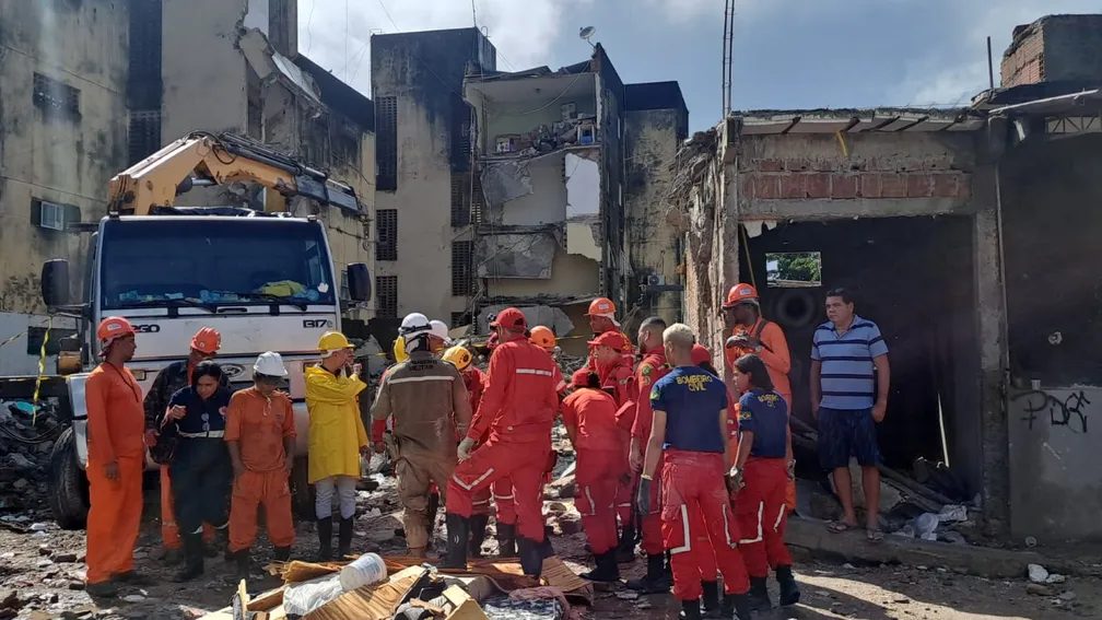 Número de mortos de prédio que desabou na Grande Recife sobe para 14