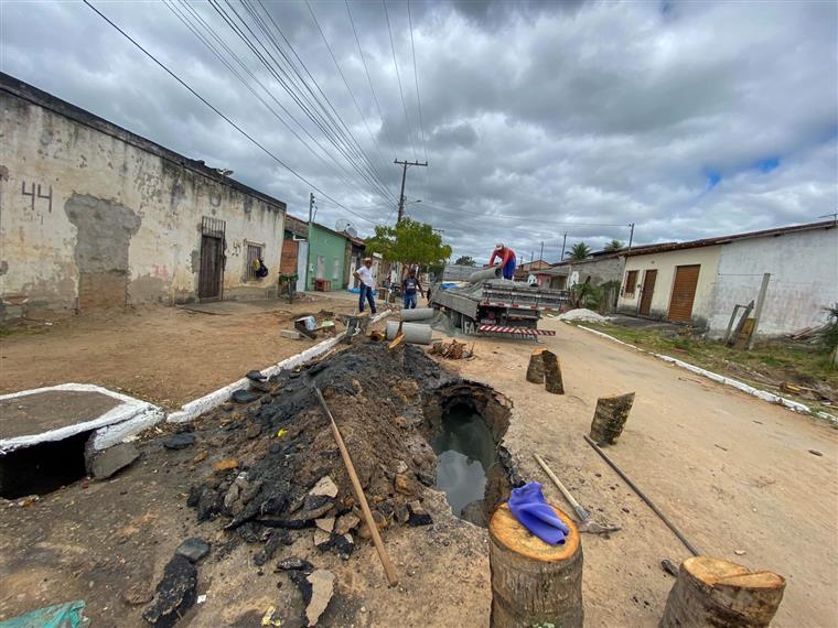 Prefeitura de Eunápolis inicia recuperação da rede de drenagem de rua do bairro Rosa Neto