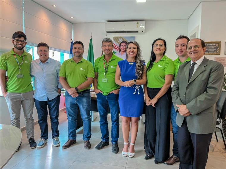 Prefeita Cordélia Torres se reúne com diretoria da Coelba após inauguração da nova loja da empresa em Eunápolis