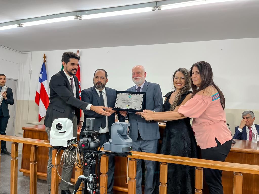 Prefeita Cordélia Torres entrega título de cidadão eunapolitano ao presidente do TJ-BA durante evento do novo Fórum de Eunápolis