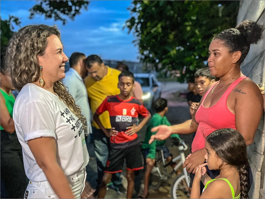 Prefeita Cordélia Torres vistoria finalização da primeira etapa do asfaltamento no bairro Alecrim I