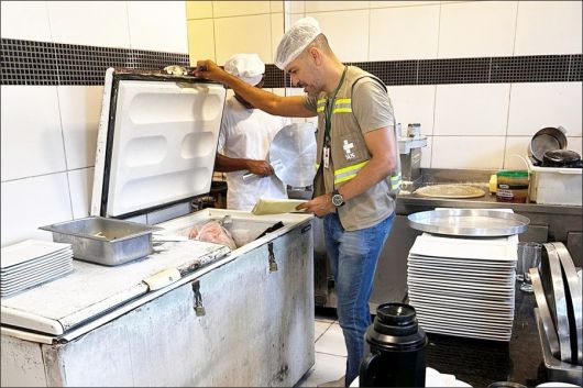 Porto Seguro: Vigilância Sanitária fiscaliza e orienta a venda de alimentos no verão