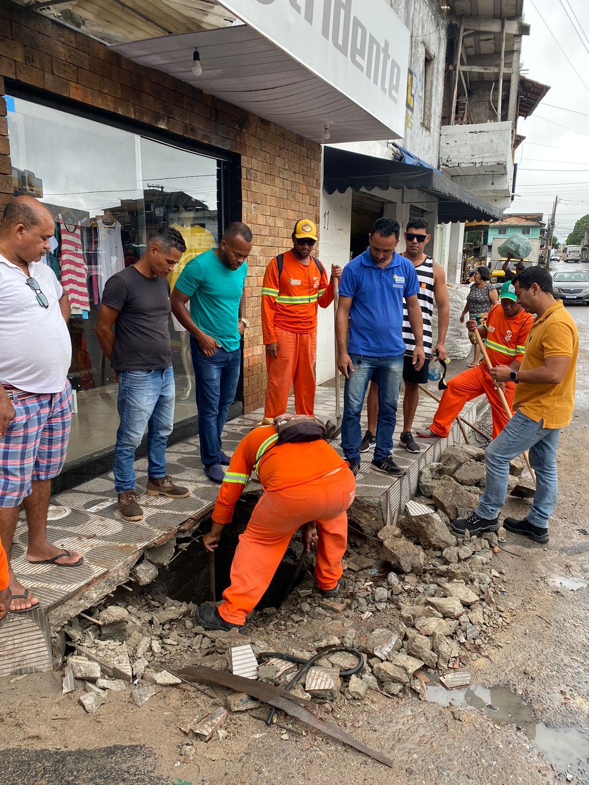 Prefeitura trabalha na manutenção e limpeza de “bocas de lobo”