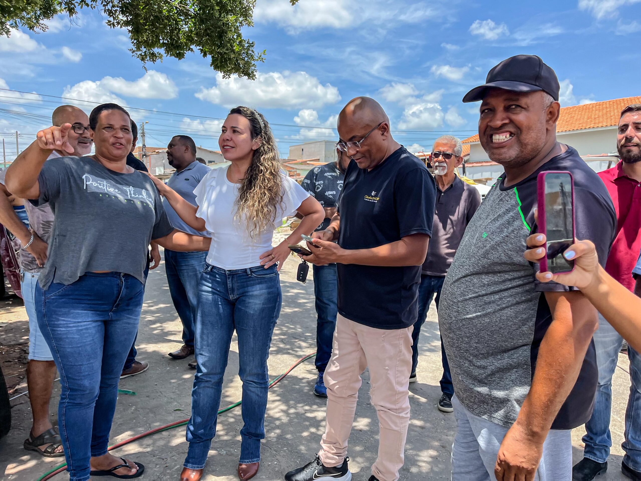 Obra de drenagem no bairro Juca Rosa recebe inspeção da prefeita Cordélia Torres