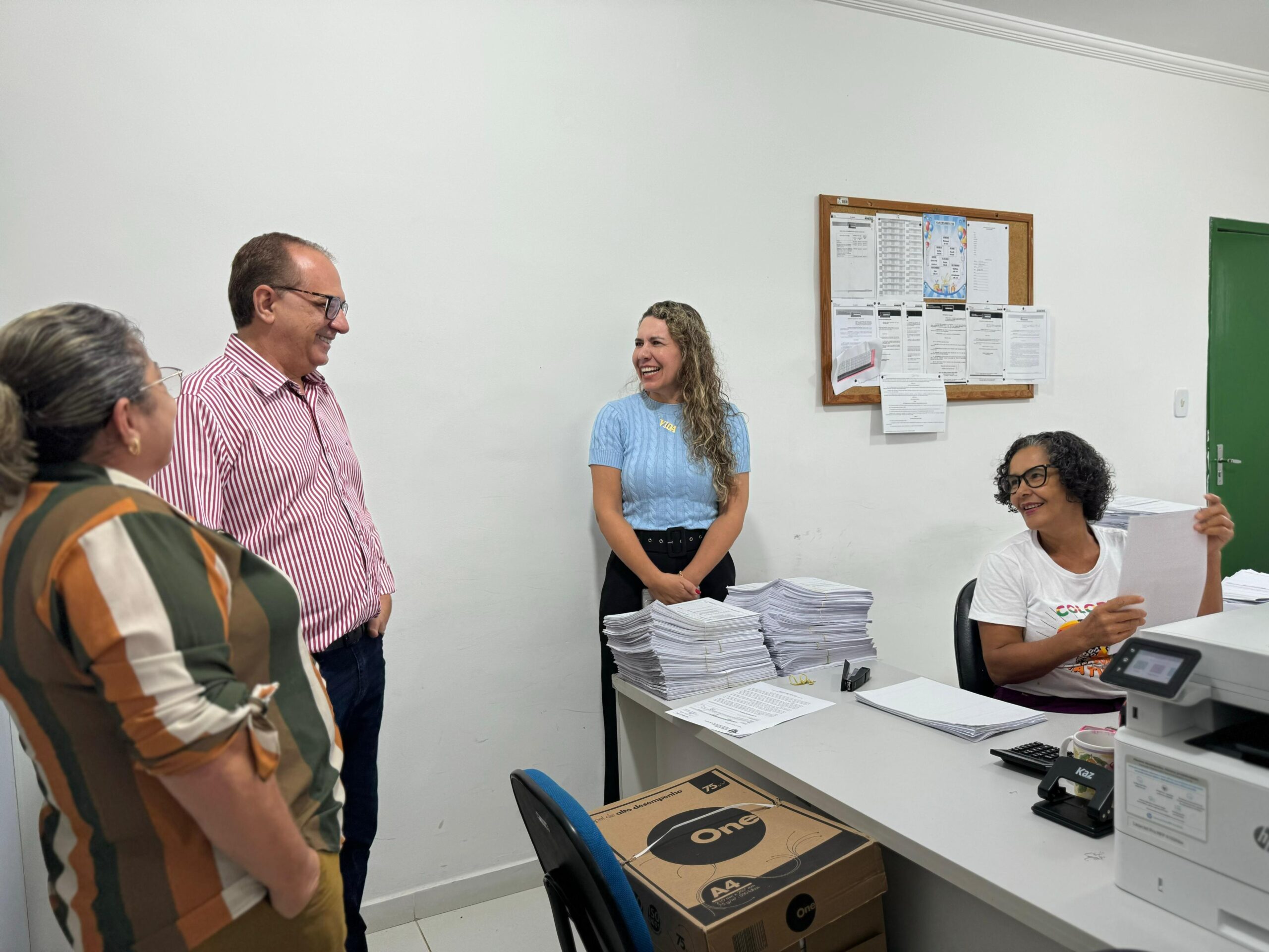 Prefeita Cordélia discute melhorias com secretários de Eunápolis