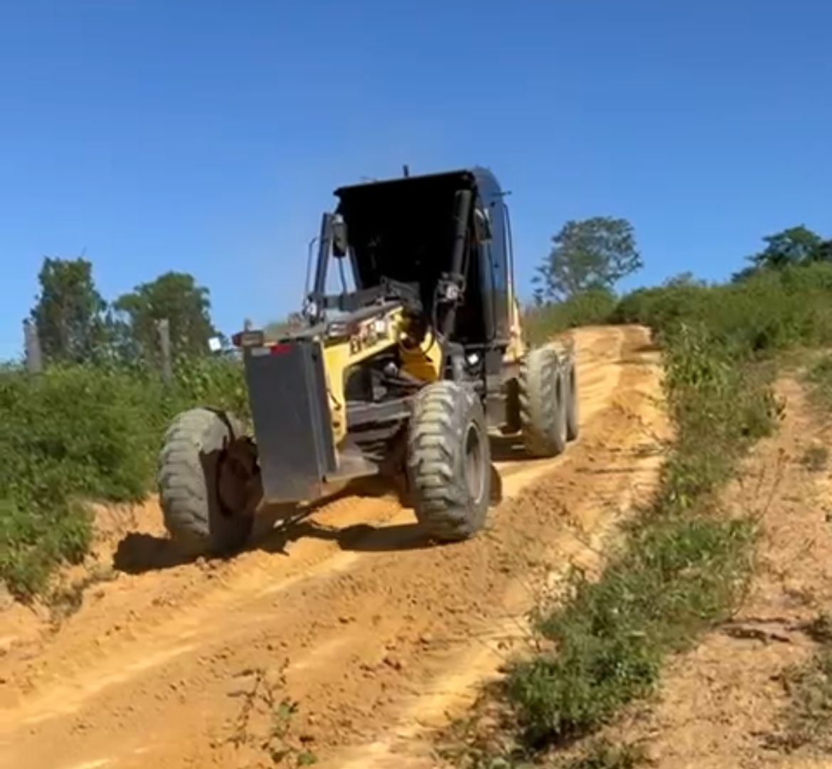 Mesmo com constantes chuvas, Prefeitura de Eunápolis mantém patrolamento na zona rural