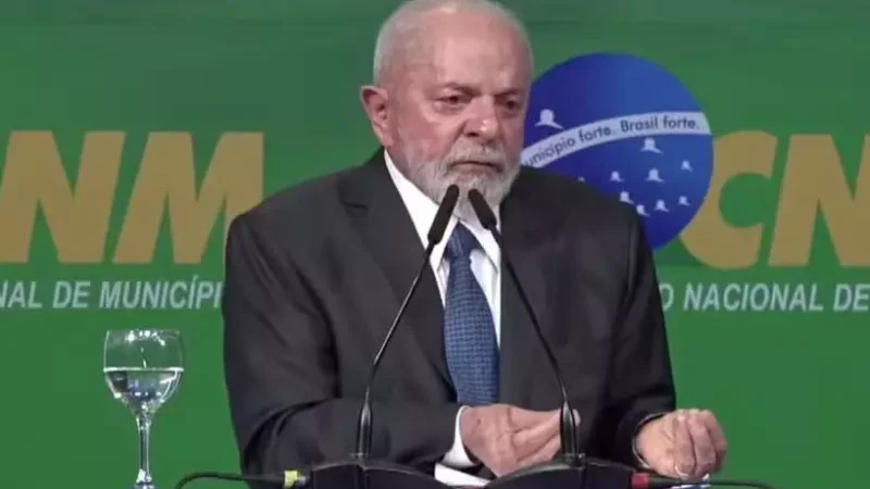 Lula diz a prefeitos que o governo vai renegociar dívidas de municípios e pede que eleições não causem perda da civilidade