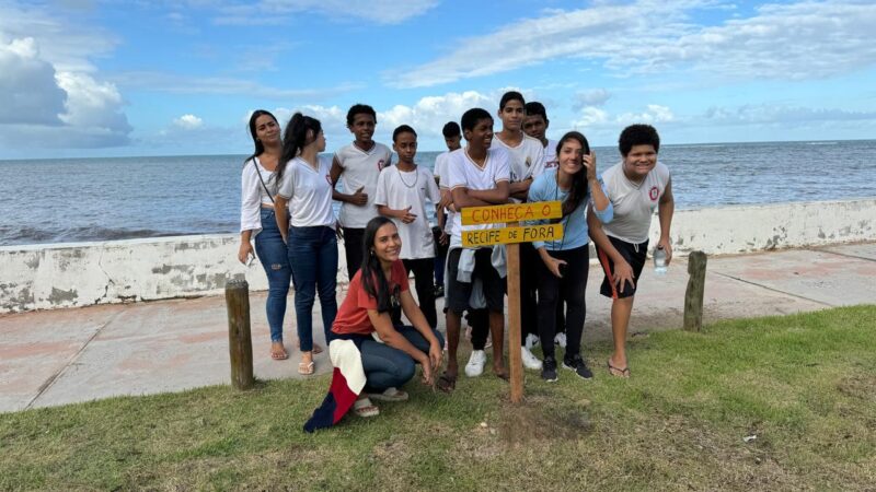 ALUNOS DA REDE PÚBLICA INSTALAM PLACAS DE CONSCIENTIZAÇÃO AMBIENTAL NAS PRAIAS DE PORTO SEGURO