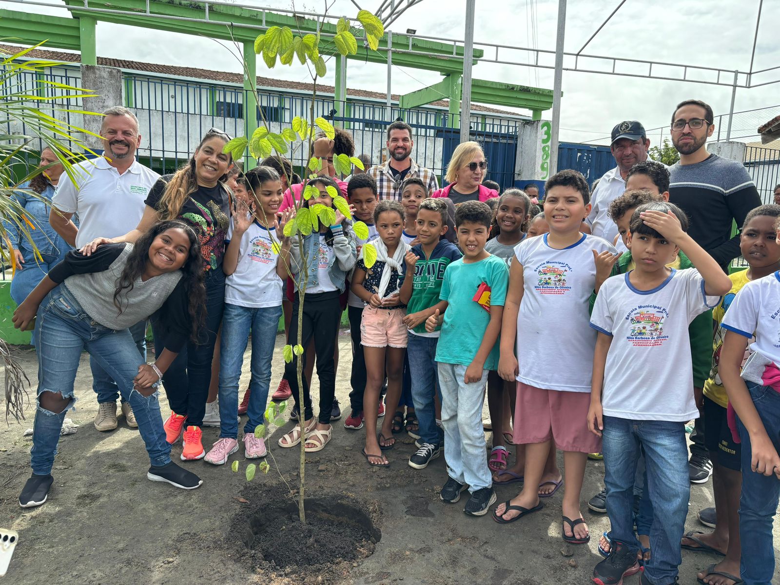 Prefeitura de Eunápolis realiza ações educativas para alunos da escola Nilza Barbosa, em celebração ao Dia Mundial do Meio Ambiente