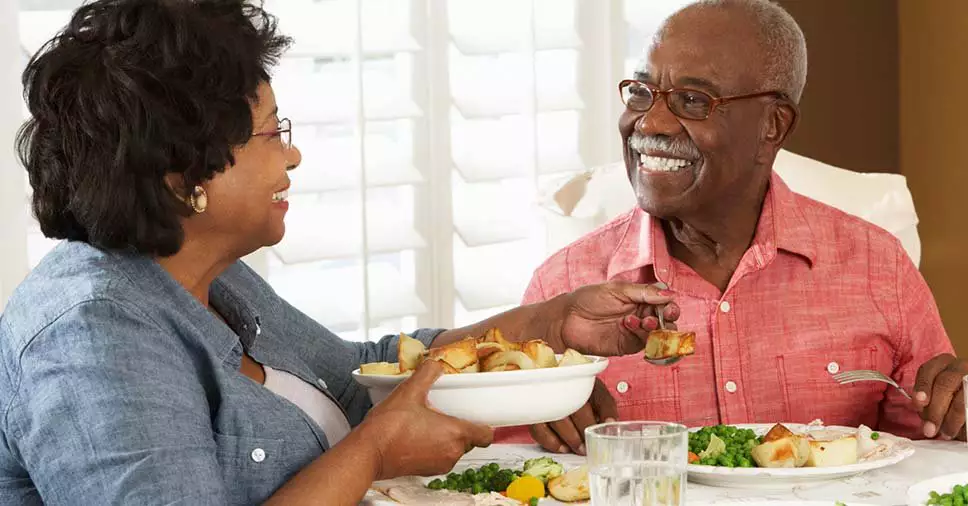 Quatro hábitos alimentares que você deve evitar na terceira idade