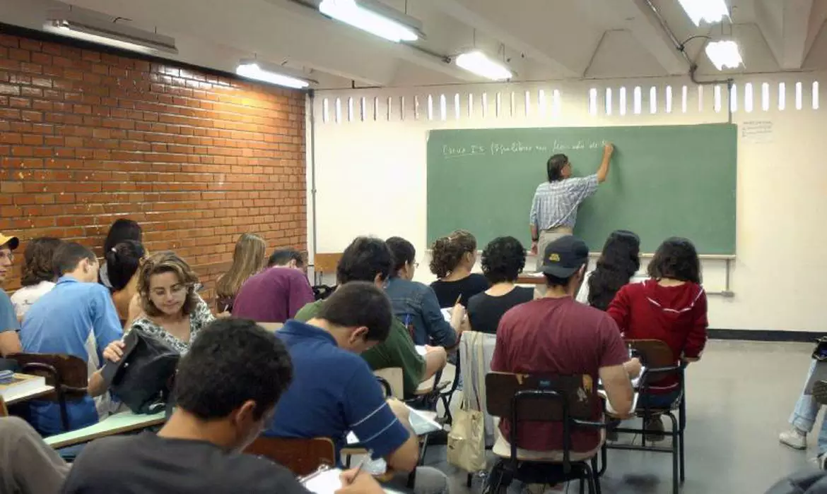 Mais disciplinas obrigatórias para o novo Ensino Médio