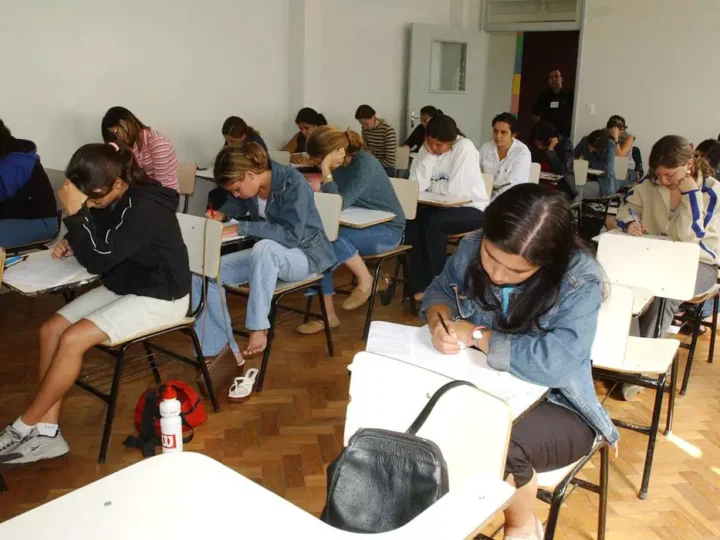 Redução da desigualdade entre escolas púbicas e privadas