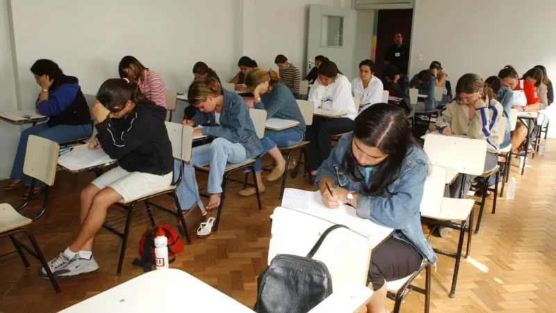 Redução da desigualdade entre escolas púbicas e privadas