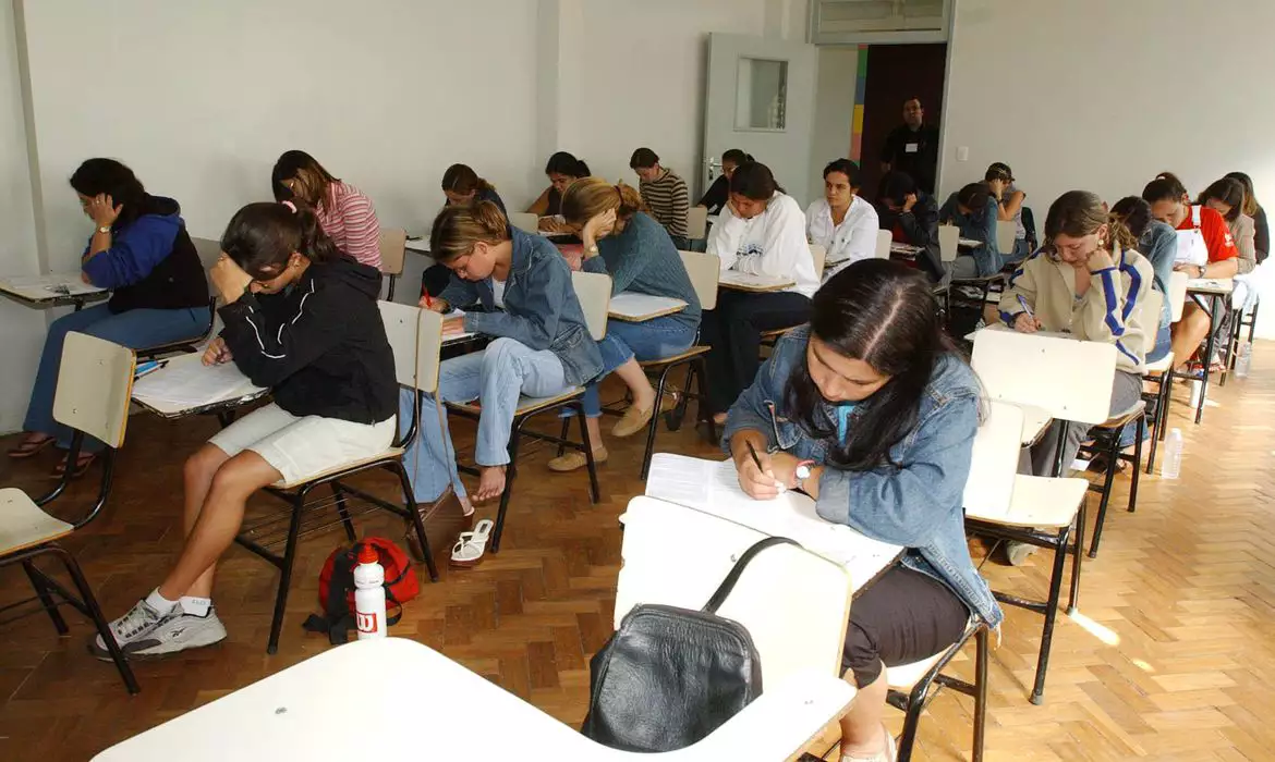 Redução da desigualdade entre escolas púbicas e privadas