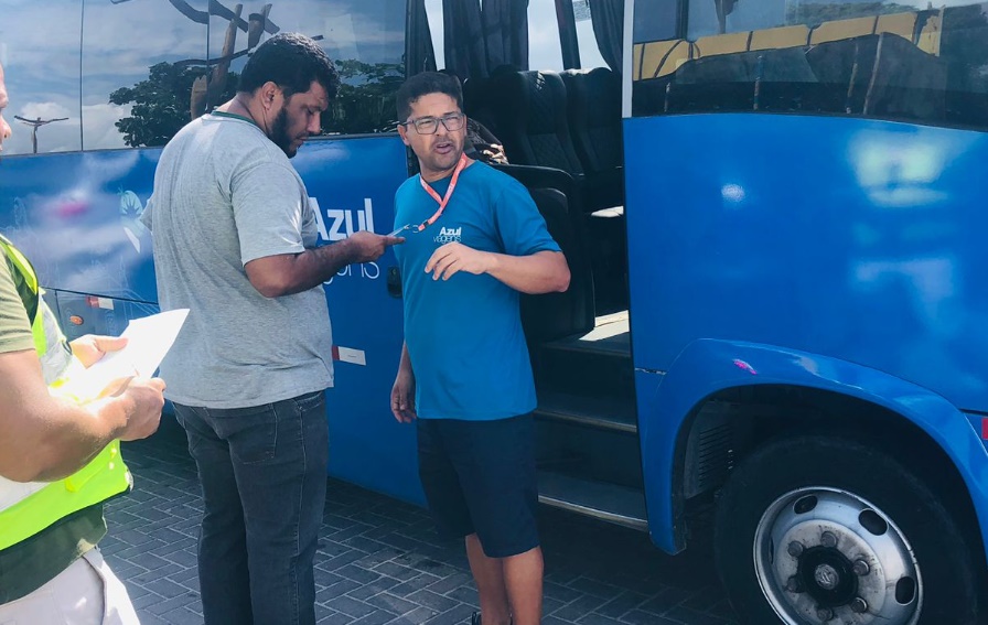 Fiscalização em Porto Seguro garante presença de guias credenciados em transporte turístico