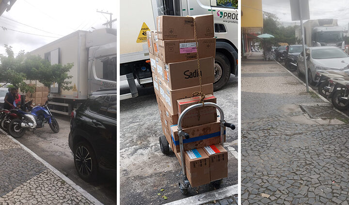 SEM FISCALIZAÇÃO, CARRETA EM FILA DUPLA DESCARREGA PRODUTOS NA 5 DE NOVEMBRO